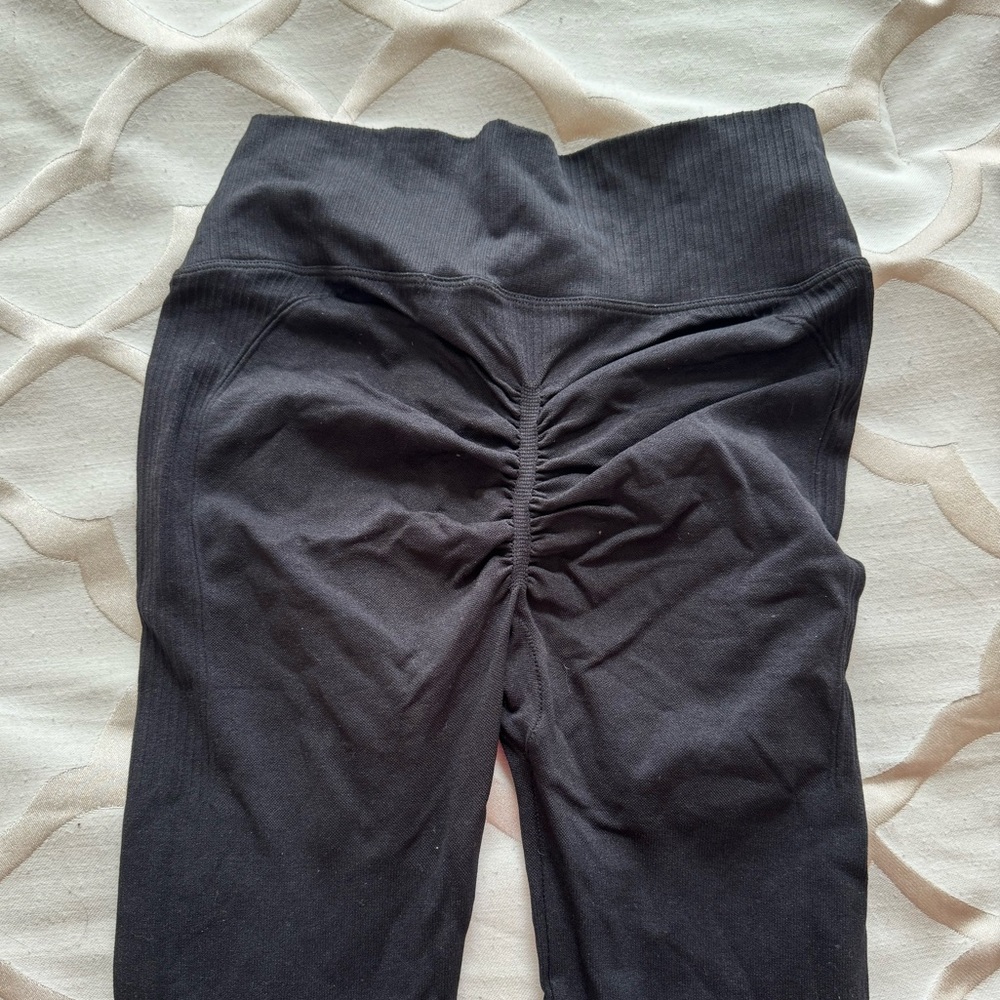 Black Ribbed Scrunch Leggings